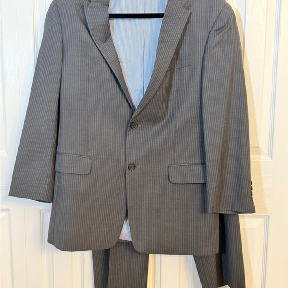 Tommy Hilfiger Charcoal Pinstripe Suit 41R. MD